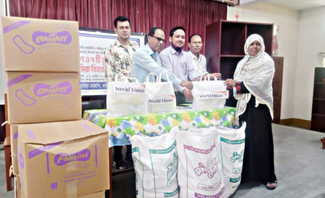 দিনাজপুরে স্বাস্থ্যবিধির উপকরণ ও স্কুলের লাইব্রেরীর জন্য আলমিরা বিতরণ