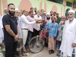 নামাজ পড়তে এসে ভ্যান হারানো সেই মোস্তাফিজুর পেল নতুন ভ্যান