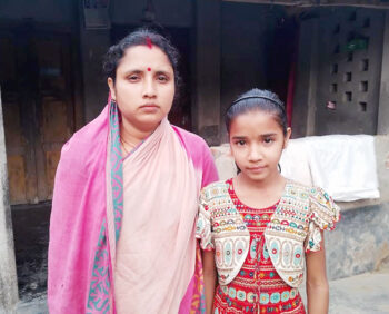 গান গেয়েই লেখাপড়ার খরচ যোগায় রিমু সরকার