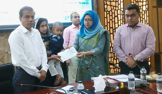 দিনাজপুরে জুলাই অভ্যুত্থানে শহীদ পরিবারের মাঝে সঞ্চয়পত্র বিতরণ