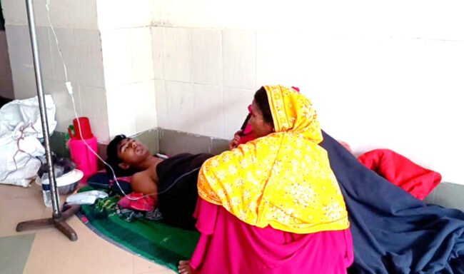 তীব্র গরমে হাকিমপুর উপজেলা স্বাস্থ্য কমপ্লেক্সে বেড়েছে রোগীর সংখ্যা