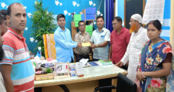 বোচাগঞ্জে প্রাণি পুষ্টি উন্নয়নে সুফল ভোগীদের মাঝে নগদ অর্থ বিতরন