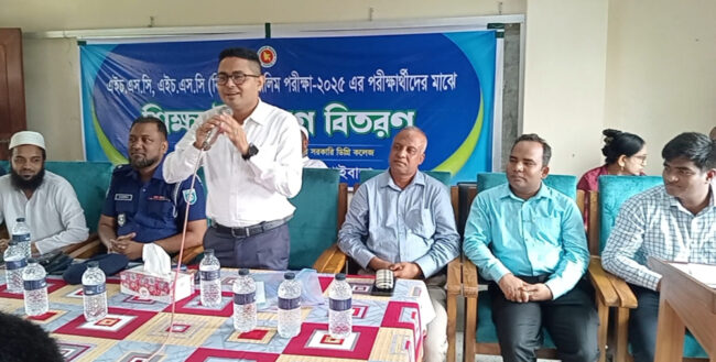 সাদুল্লাপুরে এইচএসসি ও সমমান পরীক্ষার্থীদের মাঝে শিক্ষা উপকরণ বিতরণ