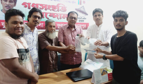 ফুলবাড়ীতে এইচএসসি পরীক্ষার্থীদের মাঝে শিক্ষা উপকরণ বিতরণ