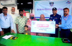 ফুলবাড়ীতে মৃত গ্রাহকের পরিবারকে ওয়াল্টনের আর্থিক সহায়তা প্রদান