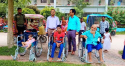 বীরগঞ্জে ৬ প্রতিবন্ধীর মাঝে হুইল চেয়ার বিতরণ