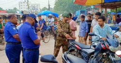 বীরগঞ্জে মহাসড়কে সেনাবাহিনী ও ট্রাফিক পুলিশের যৌথ চেকপোস্ট